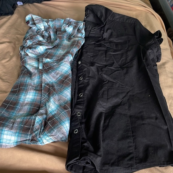 Bundle tops with mixed strips and all black button up top - Picture 9 of 10